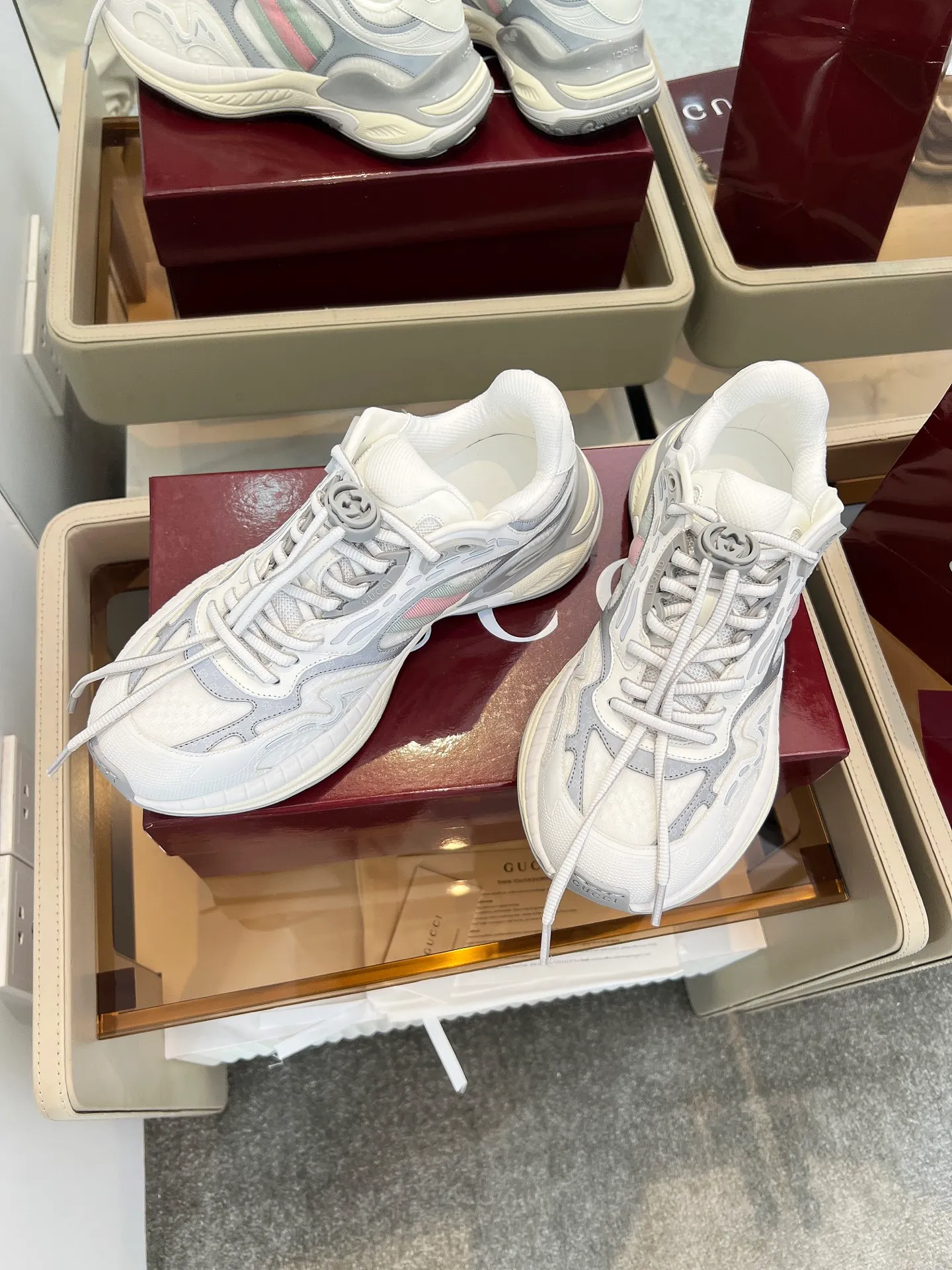 [G Home] P:920💰 Men’s size comes out first Size: 39-45 (45 customized) 2025Gucci series 2.0 sports shoes are made with heavy investment❤️‍🔥❤️‍🔥❤️‍🔥Renewed interpretation of the brand's iconic striped webbing elements😍😍When retro genes collide with futuristic design🎊🎊This new pair of Gucci shoes directly reaches the trend threshold💥 ✔️Color combination of caron contrast + classic stripes, GG reflective piping, visual impact, and comes with a high-light filter for street use ✔️ The structure is made of multi-layer splicing of different materials, mesh is breathable, leather is shaped, and the outsole is made of EVA foam and TPU. 😍😍😍Fashion and practicality are both online ✔️ Detailed double G midsole + iconic double G lock shoelaces, retro DNA is crazy and restless, and every step is based on the trendy aesthetic ❤️❤️❤��❤️